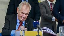 Prezident Miloš Zeman diskutoval zhruba půl hodiny na hlučínském Mírovém náměstí.