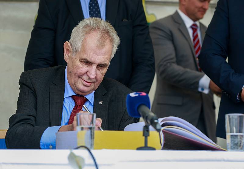 Prezident Miloš Zeman diskutoval zhruba půl hodiny na hlučínském Mírovém náměstí.