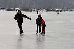 Jezero se proměnilo v obrovskou ledovou plochu, kterou využívají milovníci hokeje i bruslení v přírodě. 