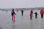 Jezero se proměnilo v obrovskou ledovou plochu, kterou využívají milovníci hokeje i bruslení v přírodě. 