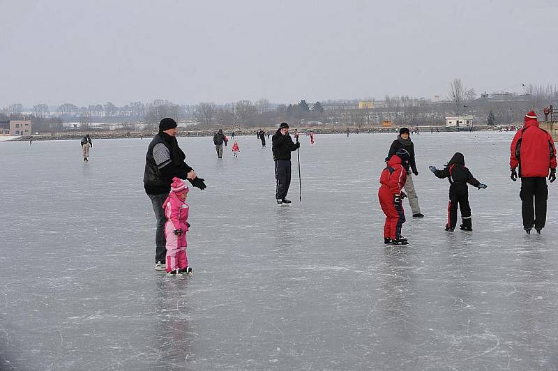 Jezero se proměnilo v obrovskou ledovou plochu, kterou využívají milovníci hokeje i bruslení v přírodě. 