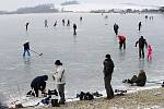 Jezero se proměnilo v obrovskou ledovou plochu, kterou využívají milovníci hokeje i bruslení v přírodě. 