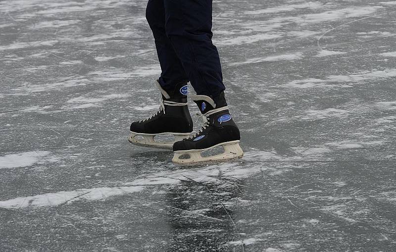 Jezero se proměnilo v obrovskou ledovou plochu, kterou využívají milovníci hokeje i bruslení v přírodě. 