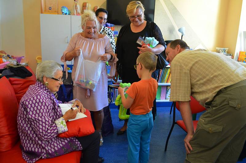 Hraběnka Mathilda Nostitzová při návštěvě dětského oddělení opavské nemocnice.