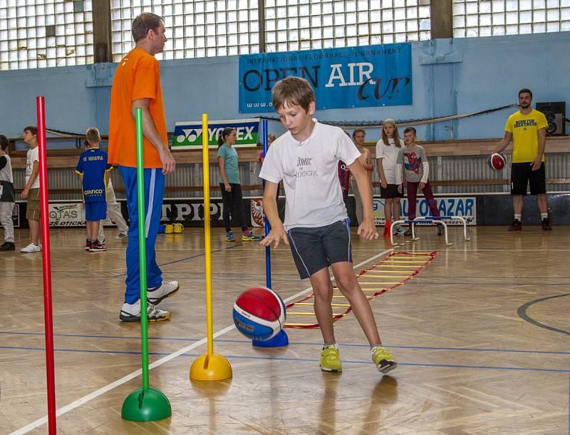 Velká basketbalová roadshow se konala v tělocvičně Základní školy Otické v Opavě. 