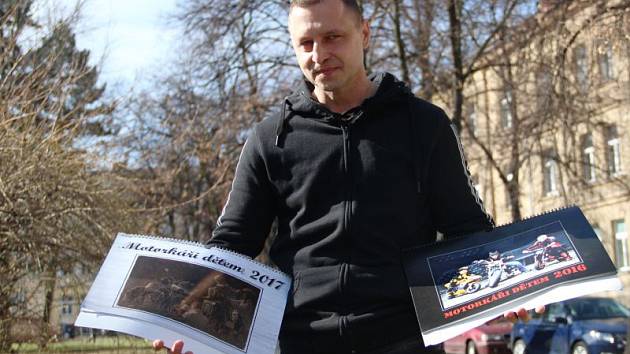 Martin Moravec v rukách drží dvojici kalendářů, jejichž prodejem se pro handicapované děti povedlo zatím vybrat 220 tisíc korun.