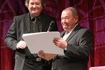 Cenu převzal Bohumír Španihel (vpravo) od ředitele divadla Jindřicha Paskera.