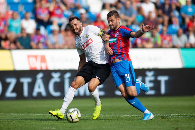 Plzeň - Zápas fotbalové FORTUNA:LIGY mezi FC Viktoria Plzeň a SFC Opava 25. srpna 2019. Jan Žídek (SFC Opava), Radim Řezník (FC Viktoria Plzeň).