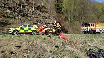 Motorkář se těžce zranil u Vítkova, záchranáři jej vytahovali z potoka.
