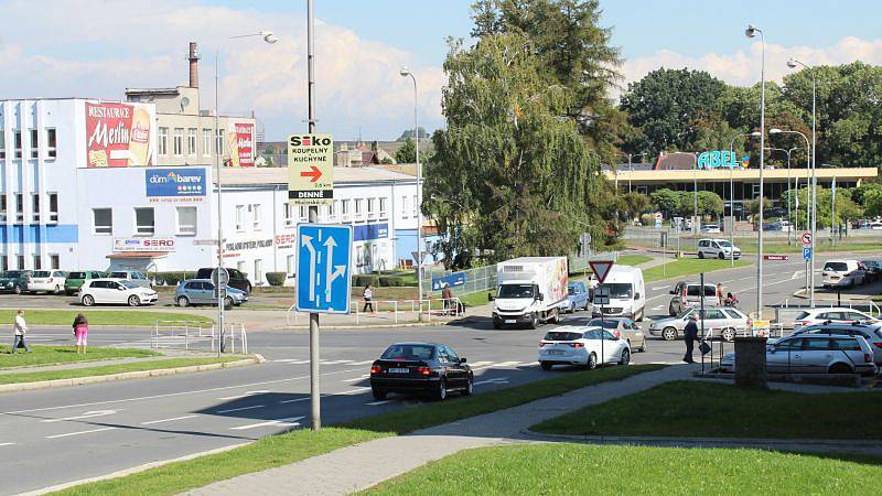 Křižovatka ulic Nákladní, Oblouková a Rybářská, která patří k nejfrekventovanějším ve městě, se nově promění v okružní.