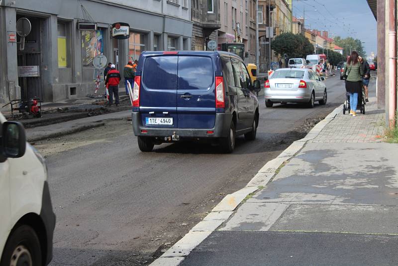 V krnovské ulici se aktuálně frézuje povrch silnice a provoz řídí semafory. Úplná jednodenní uzavírka v obou směrech proběhne nejspíše 3. listopadu.