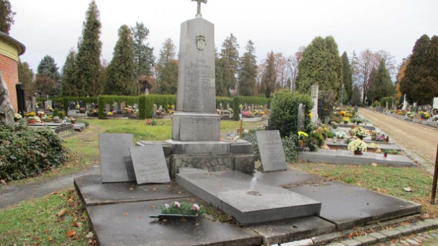V hrobce je pochován i voják Franz Maxmilian Freiherr Paumgarten, pocházející z Opavy. Bojoval v bitvě u Hradce Králové v roce 1866.