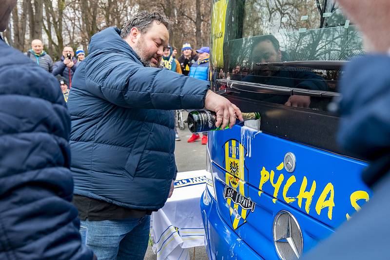 Slavnostní křest nového autobusu.