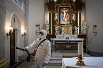 Dobrovolní hasiči provádějí pravidelnou dezinfekci kostela sv. Stanislava, 19. února 2021 v Bolaticích.