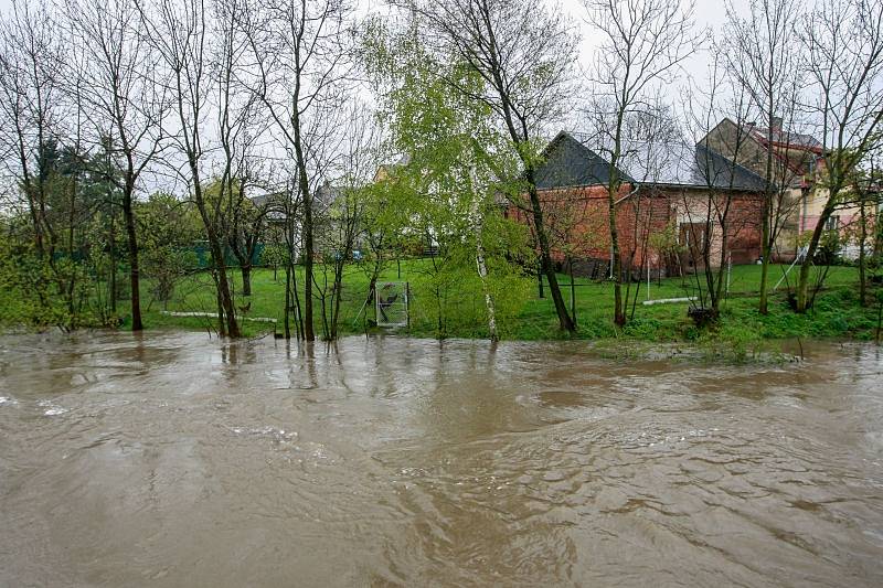 Stav na řece Opavě v Držkovicích, ve čtvrtek 27. dubna okolo dvanácté hodiny. (cca 250 cm)