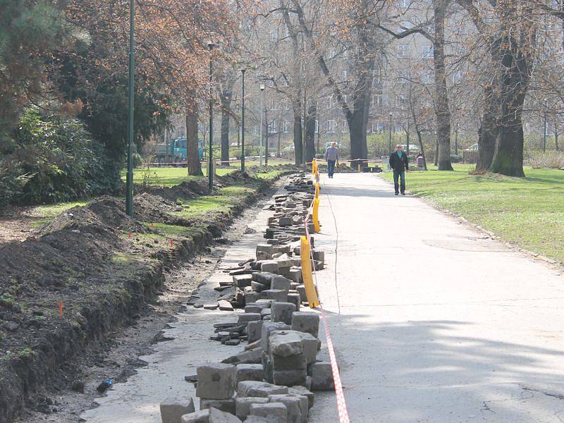 Možná jste si v poslední době všimli dělníků v opavských parcích, jak krčí hřbet nad rozkopanými chodníky. Budete je pozorovat ještě zhruba sto dvacet dní. Prstenec parků v centru města Opavy totiž prochází plánovanou revitalizací.