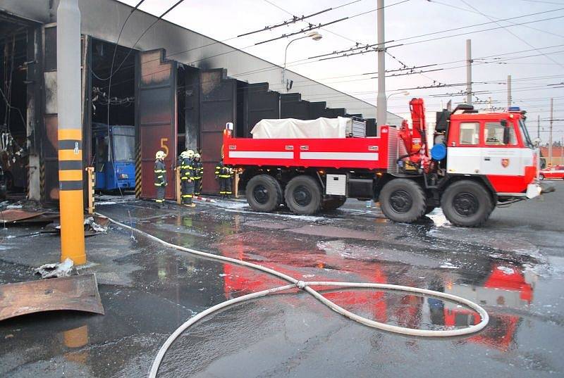 Požár v areálu Městského dopravního podniku v Opavě-Kylešovicích.