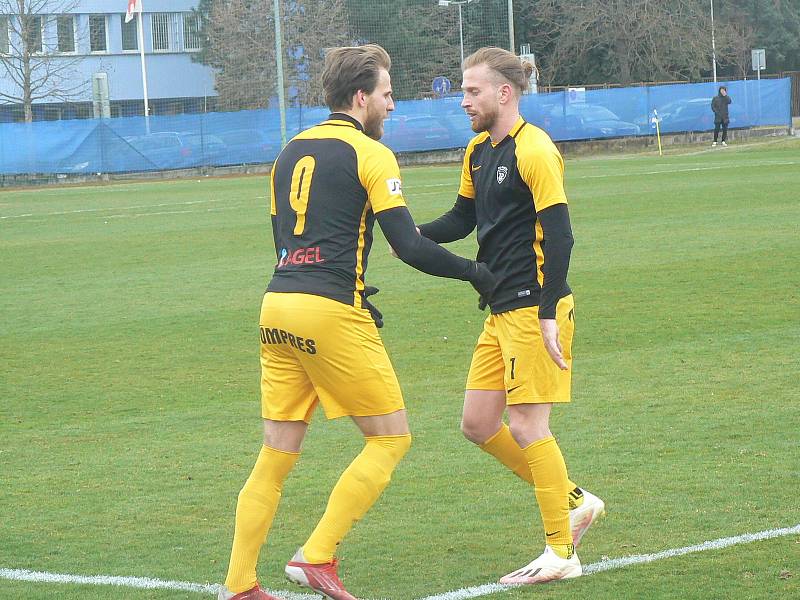 Fotbalisté olomouckého béčka (v  modrém) uhráli bezgólovou remízu s Hlučínem