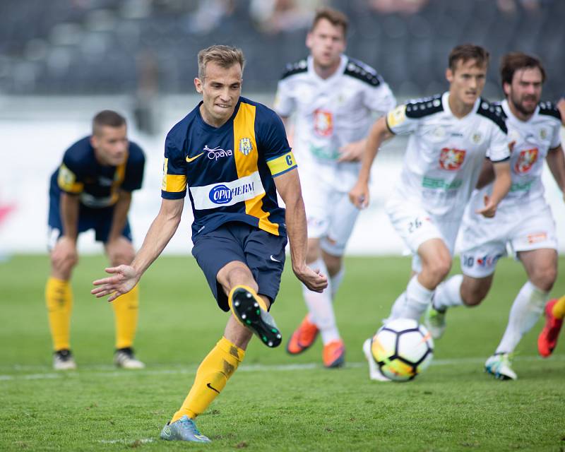 Zápas 29. kola Fortuna národní ligy (FNL) mezi FK Hradec Králové a SFC Opava na stadionu v Hradci Králové 20. května 2018. Nemanja Kuzmanovič - o, penalta.