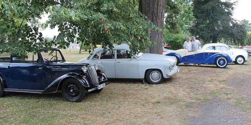 Nablýskané historické motocykly a automobily zdobily v sobotu prostranství zámku v Neplachovicích. Konala se zde již devátá Cisarská veterán rallye.