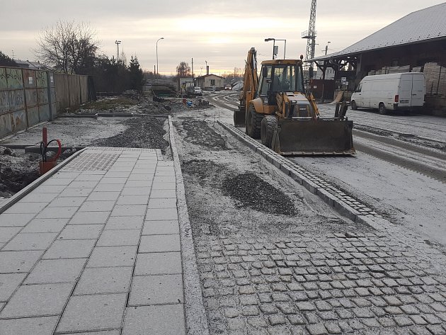 Parkovací dům u východního nádraží. Zároveň s ním se budují nové chodníky či pozemní parkoviště. 13. ledna 2022, Opava.