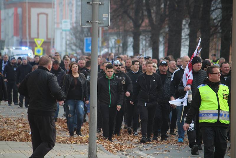 Policisté v Opavě dohlíželi na dav fanoušků Baníku, který měl více než tisíc lidí.