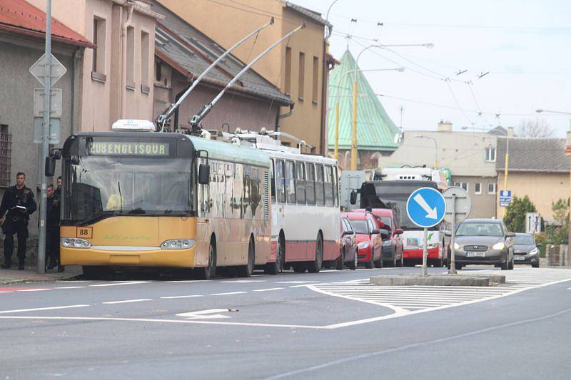 Krátce před osmou hodinou na točně trolejbusu na Hlučínské ulici v Opavě došlo ke zranění stavebního dělníka.