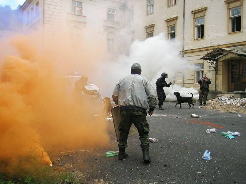 Cvičení policistů a fiktivní demonstrace v Jánský Koupelích