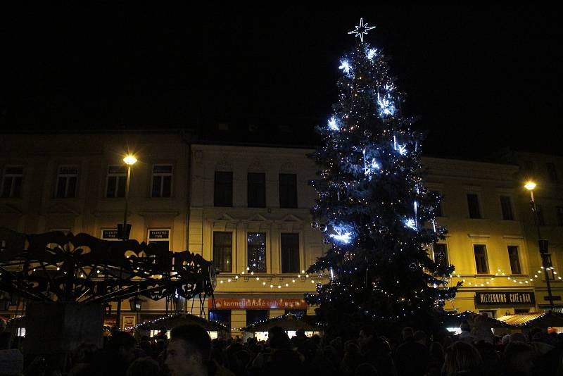 Slavnostního rozsvěcení vánočního stromu na Dolním náměstí v centru Opavy se zúčastnily tisíce lidí.