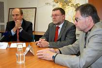 Jak ochránit Kylešovice? Minulý týden o tom jednali ministr zemědělství Petr Gandalovič (vlevo), primátor Opavy Zbyněk Stanjura (uprostřed) a jeho náměstek Pavel Mališ.