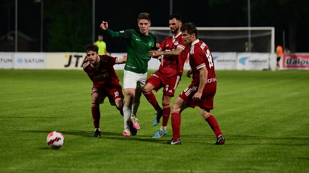V pátečním utkání 28. kola třetí ligy zdolali fotbalisté Hlučína (v zelených dresech) Velké Meziříčí vysoko 7:0