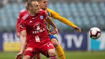 Opava - Zápas fotbalové FORTUNA:LIGY mezi SFC Opava a SK Sigma Olomouc 13. dubna 2019. Pavel Dvořák (SK Sigma Olomouc), Tomáš Jursa (SFC Opava).