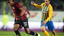 Opava - Zápas osmifinále MOL Cupu mezi SFC Opava a AC Sparta Praha 28. listopadu 2018 na Městském stadionu v Opavě. Golgol Tedros Mebrahtu (AC Sparta Praha), Jan Řezníček (SFC Opava).