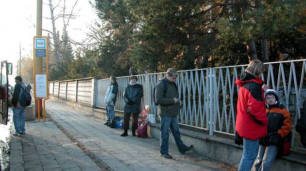 Bez přístřešku. V takových podmínkách lidé čekají na autobus. 