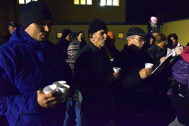 Do akce Česko zpívá koledy se zapojily také Bohuslavice u Hlučína. Na prostranství před základní školou se akce konala i za nepříznivého počasí. Pod vedením ředitelky ZŠ Gabriely Prchalové zpívalo více než sto žáků ZŠ a občanů Bohuslavic.