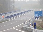 Po šesti a půl letech od poklepu na základní kámen byla v úterý 13. října na křižovatce u Hrabyně slavnostně otevřena silnice I/11 z Mokrých Lazců na hranici Ostravy.