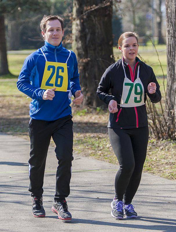 Městské sady patřily běžcům. Celkem 167 závodníků všech věkových kategorií se představilo na startu běžeckého závodu Vyběhneme za sluníčkem s opavským Nissanem.