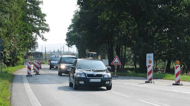 Někteří řidiči si zákazem hlavu nelámou. Jezdí přes mostky, kudy zatím mohou  projíždět pouze složky integrovaného záchranného systému a městská hromadná doprava.