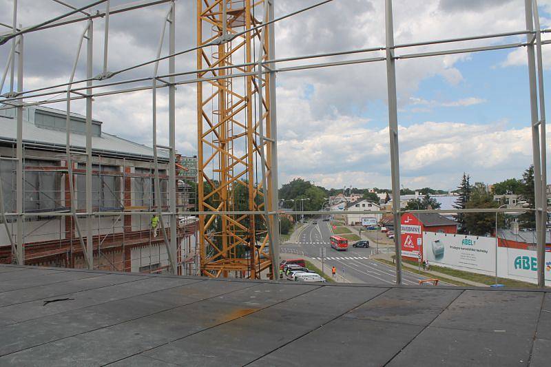 Přeměna objektu bývalého pivovaru na moderní společenské centrum Breda & Weinstein vstoupila v úterý uložením symbolického posledního kubíku betonu do druhé poloviny.