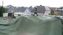 Poškozená střecha prudkým větrem v Bohuslavicích. 