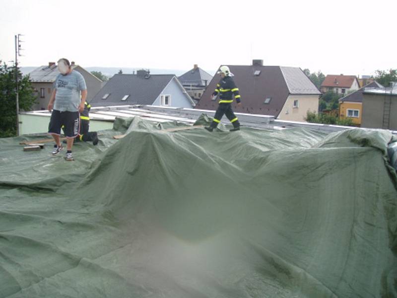 Poškozená střecha prudkým větrem v Bohuslavicích. 
