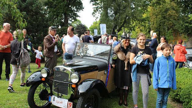Jedna ze zastávek Trofeo Niké Jeseníky 2019 byla i v Opavě. Kolona historických vozidel vyrobených mezi lety 1907 až 1975 přijela do Slezské nemocnice.
