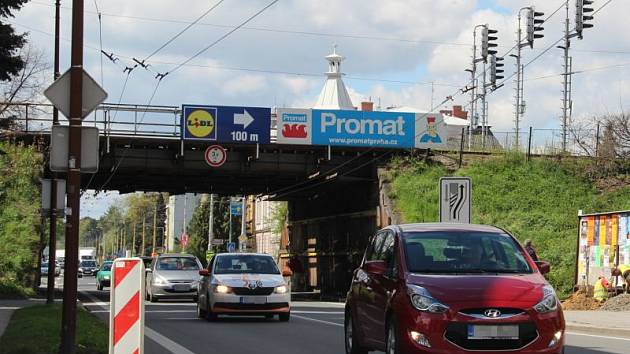 Chodci i auta se od 10. května přes místo přemostěné viaduktem nedostanou.