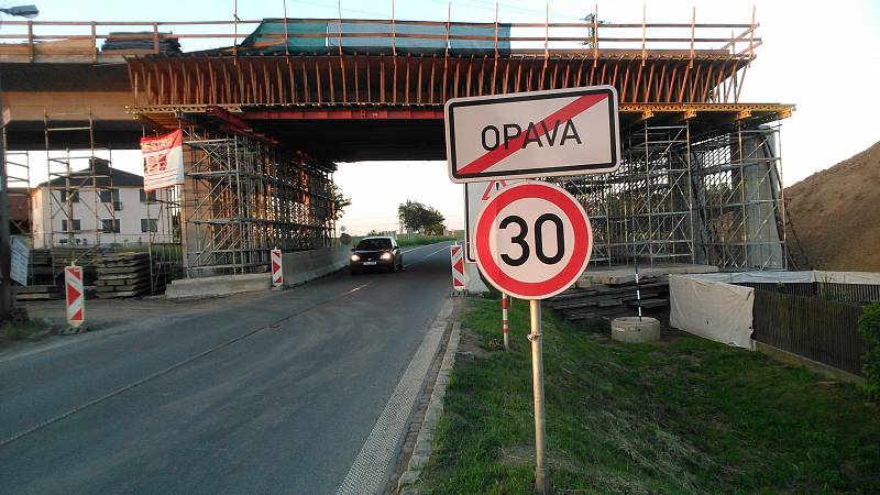 Východní část severního obchvatu roste díky nepřerušovaným stavebním pracím jako z vody. Pokud nedojde k nepředvídaným problémům, může být zprovozněna na přelomu let 2019 a 2020.