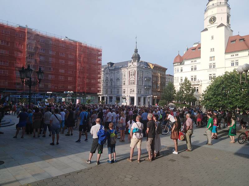 Demonstrace za nezávislou justici a proti vládě 11. června v Opavě na Horním náměstí.