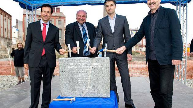 Na základní kámen ve čtvrtek poklepali (zprava) architekt Oldřich Hájek, ředitel investora Radim Bajgar, opavský primátor Zdeněk Jirásek (ČSSD) a generální ředitel dodavatelské společnosti VCES Ludovic Duplan.