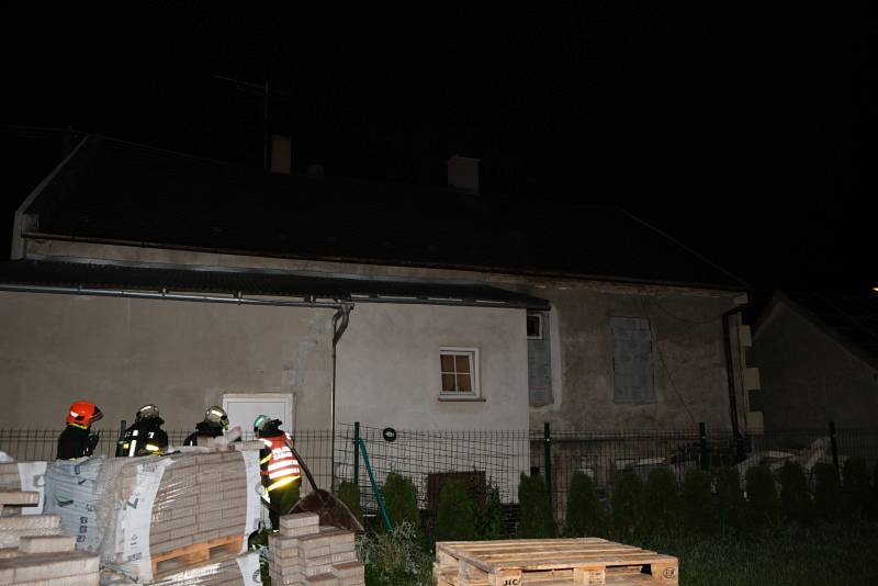 Pět jednotek hasičů zasahovalo u požáru rodinného domu ve Vítkově. Jedna žena v bezvědomí.