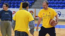 Basketbalový biatlon i regulérní zápas. Opavští basketbalisté si zahráli s Radostí.