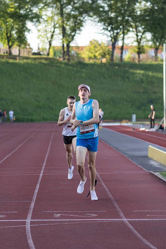 Úterní odpoledne v Opavě patřilo kromě basketbalu také atletice. Na Tyršově stadionu proběhl mítink na počest rekordu Jiřího Sýkory.