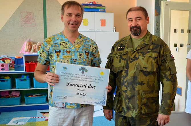 Symbolický šek převzal od vojáků primář dětského oddělení Dalibor Hudec.
